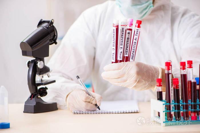 年轻英俊的实验室助理在医院检测血液样本